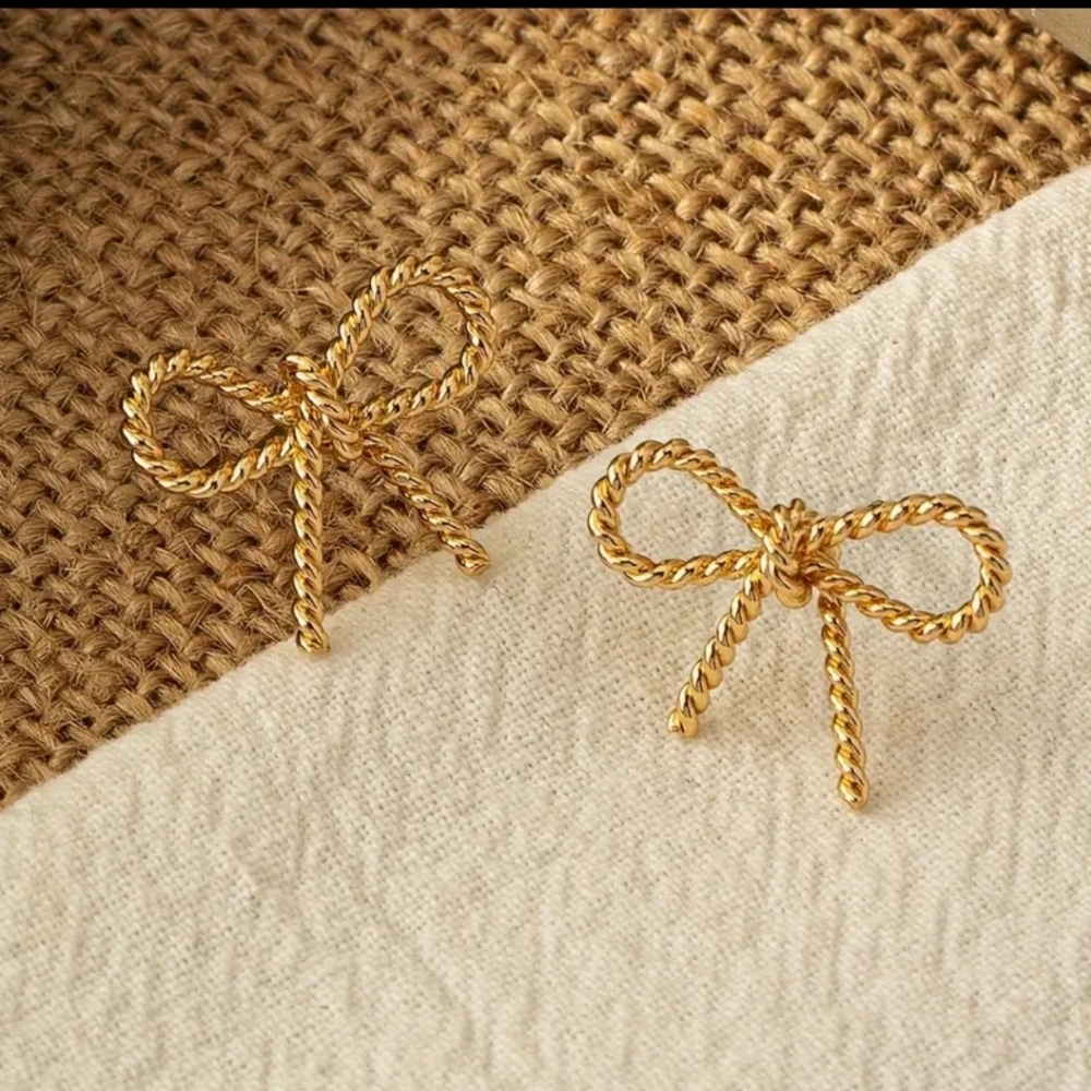 NEWl Coquette stud earrings